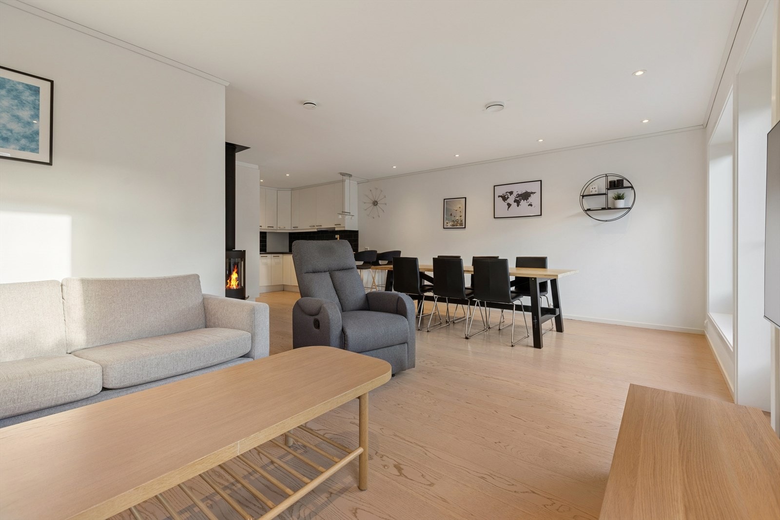 Her har man rom for å møblere i flere soner og stuen er ellers utstyrt med en flott vedovn som sørger for god- og energieffektiv oppvarming. Galleribilde