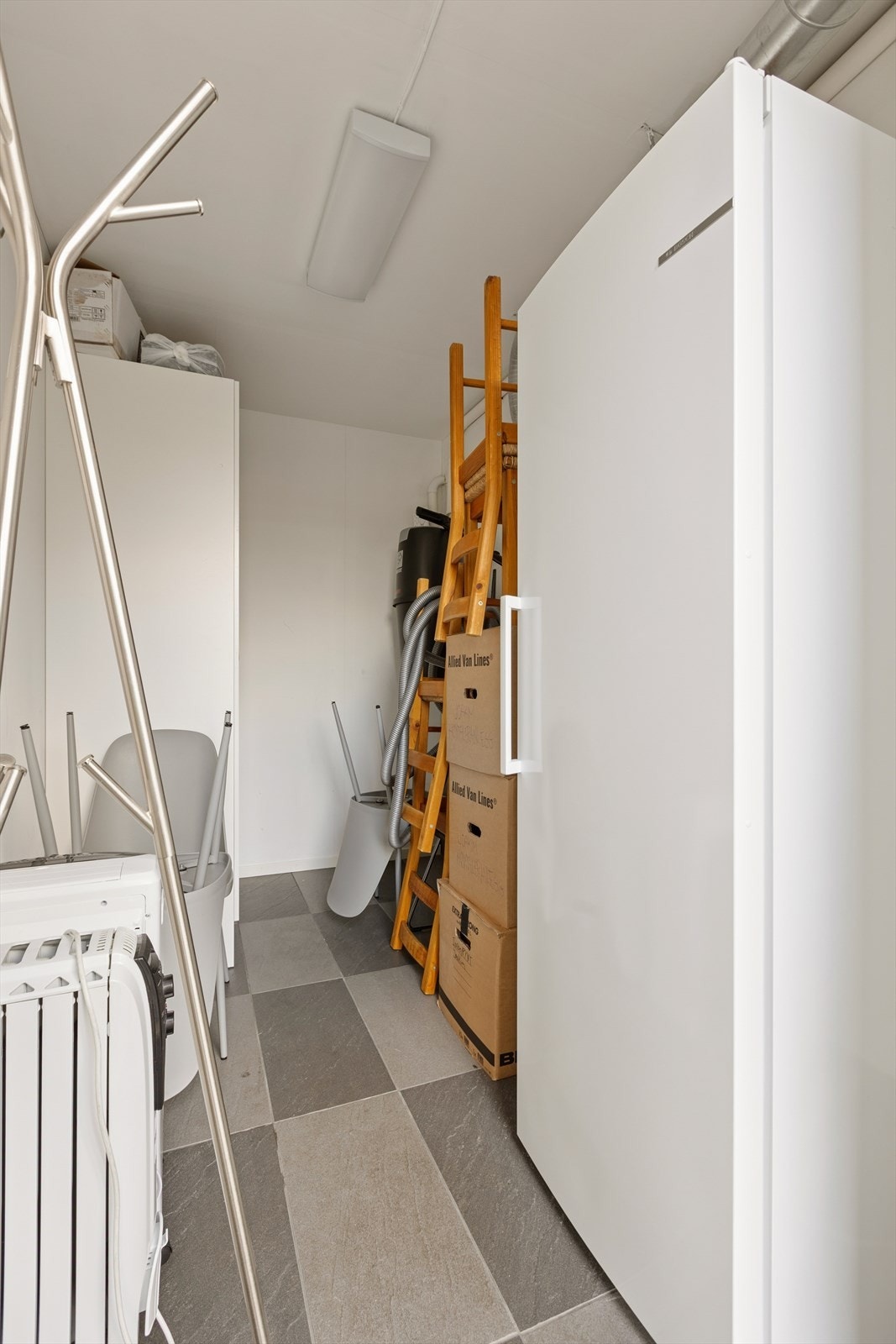 Romslig ekstra bod med god lagringsplass. Galleribilde