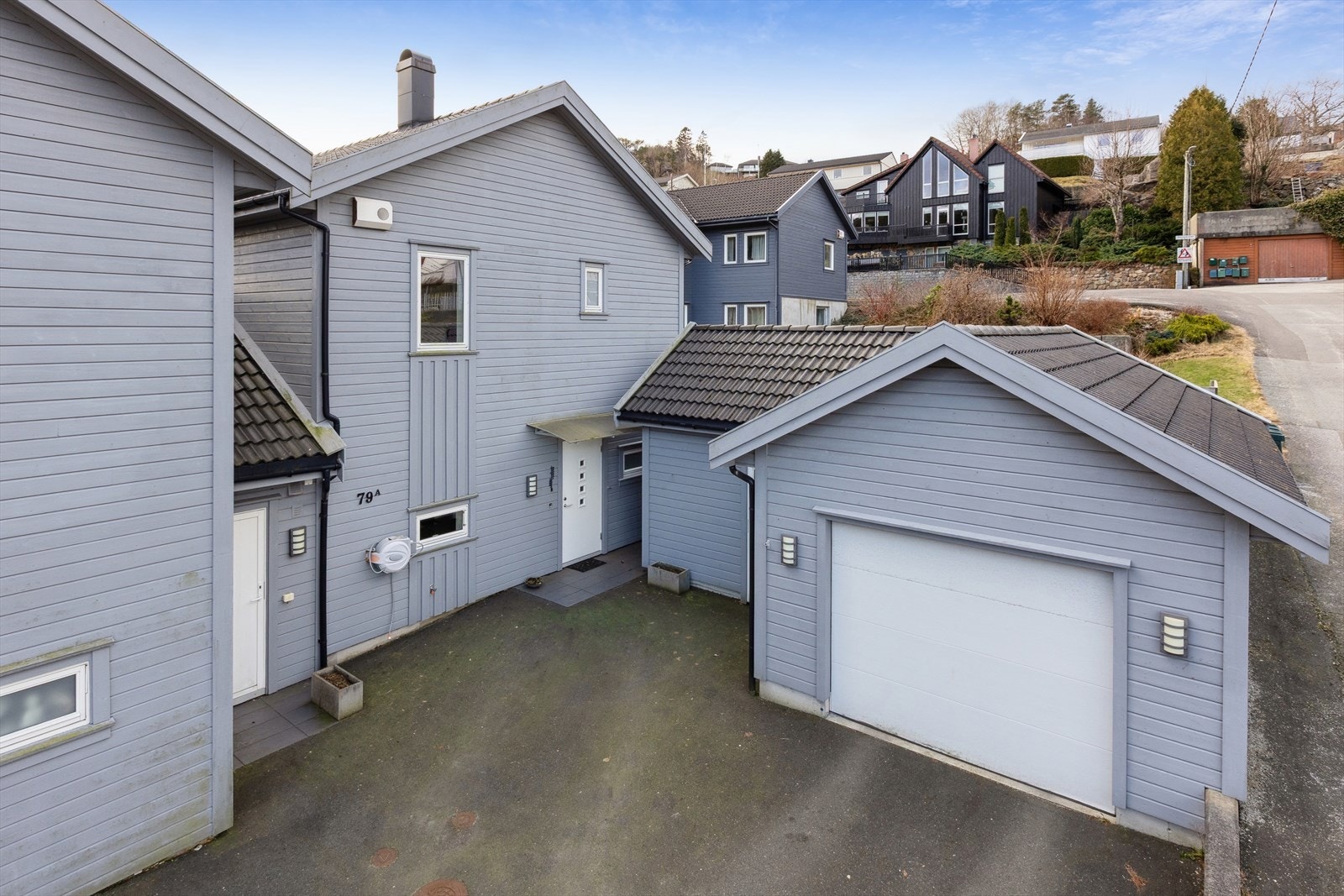 DNB Eiendom V/Geir Inge Skåra har gleden av å presentere Sokndalsveien 79A - En tiltalende bolig med tilhørende garasje i et barnevennlig og etablert boligområde i Egersund. Galleribilde