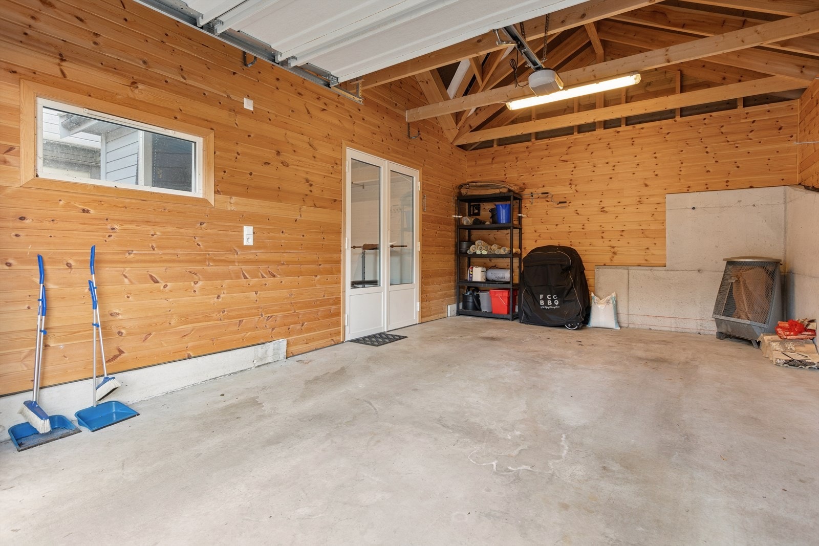 Romslig garasje med god takhøyde som i tillegg til parkering av bil gir ekstra lagringsplass. Galleribilde