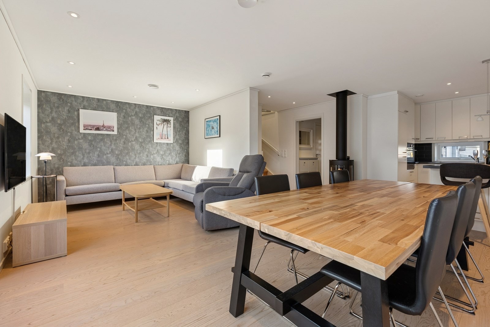 Boligens sosiale sone med stue og kjøkken ligger i åpen løsning. Et lyst og innbydende oppholdsrom med store vindusflater som gir rikelig med naturlig lys. Galleribilde