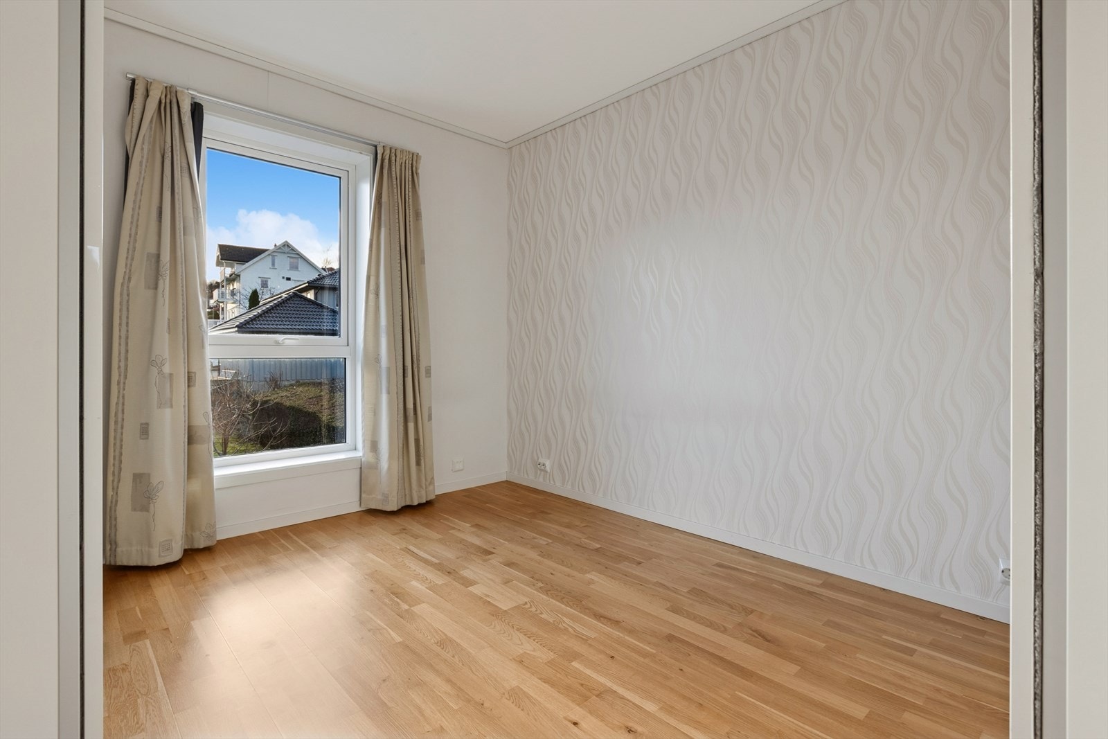 Soverom 2 er utstyrt med garderobe og passer ypperlig som barnerom, gjesterom eller kanskje en ekstra tv-stue om man heller skulle trenge det? Galleribilde