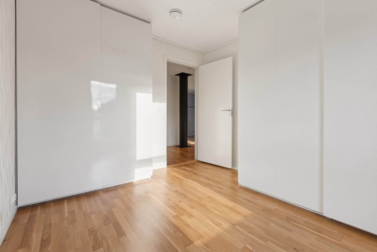 Soverom 2 har god lagringsplass i garderobe. Galleribilde