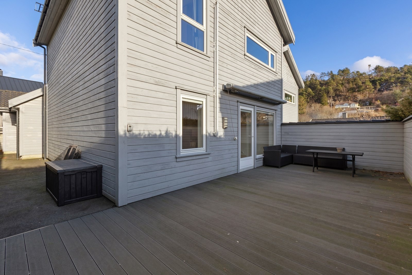 Tomten er vedlikeholdsvennlig og pent opparbeidet med en stor, skjermet og sørvendt terrasse på baksiden av boligen. Galleribilde