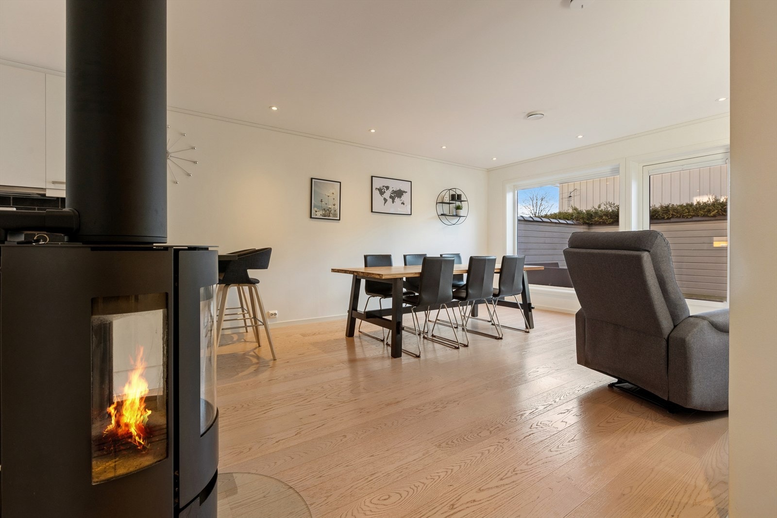 Gjennomgående i boligen er lysmalte flater og lyst, enstavs gulv. Klassisk, nøytralt og vil garantert falle i smak hos de fleste. Galleribilde