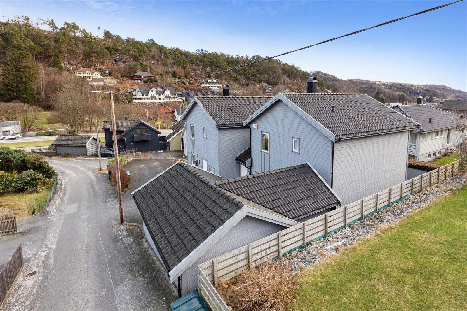 Boligen ligger fint til i et familievennlig og trivelig nabolag med kort vei til det meste man måtte trenge i det daglige som barnehager, skoler, idrettsanlegg og butikker. Galleribilde