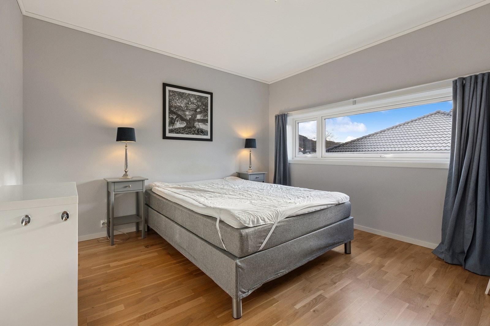 Det største soverommet har god plass til både dobbeltseng, garderobe og tilhørende møblement. Galleribilde