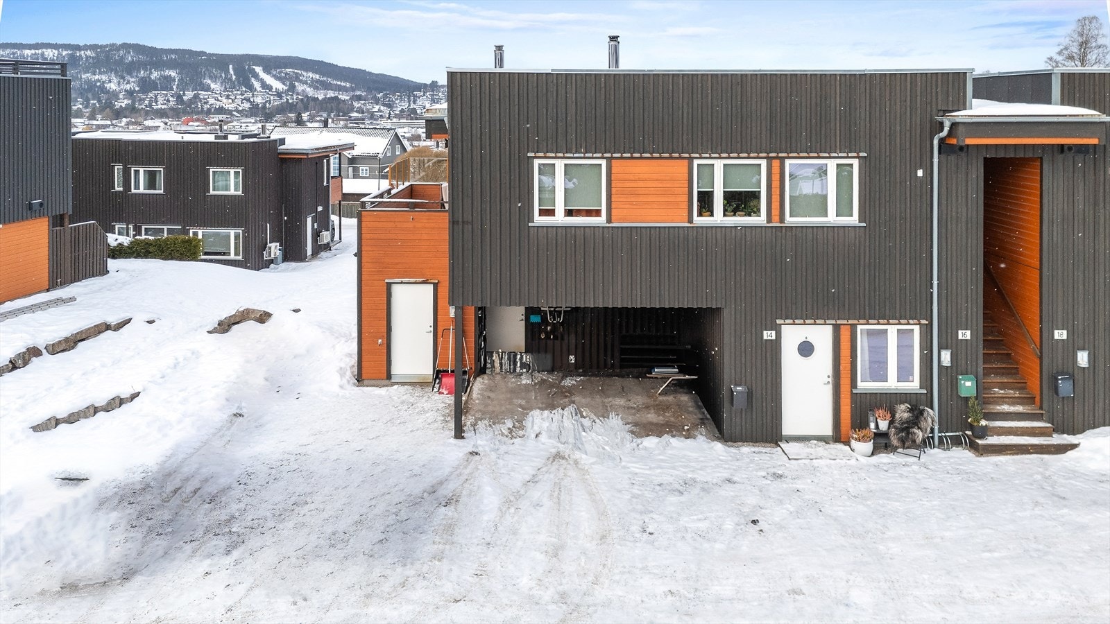 Med leiligheten følger egen p-plass i felles carport. Galleribilde