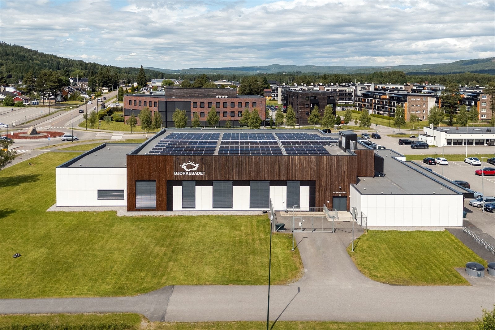 Bjørkebadet ligger på Bjørkelangen og byr på flotte fasiliteter med badeanlegg for hele familien. Galleribilde
