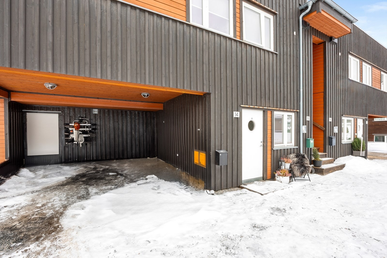 Ved inngangen disponerer leiligheten en egen p-plass i felles carport. Galleribilde