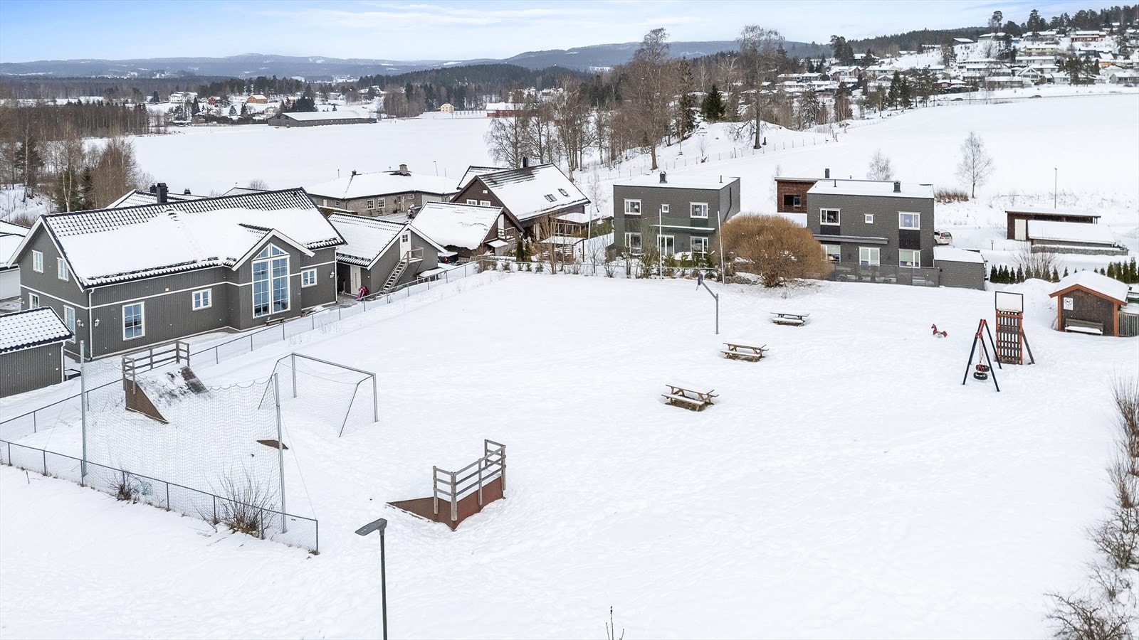 I umiddelbar nærhet er det en lekeplass til stor glede for våre minste. Galleribilde