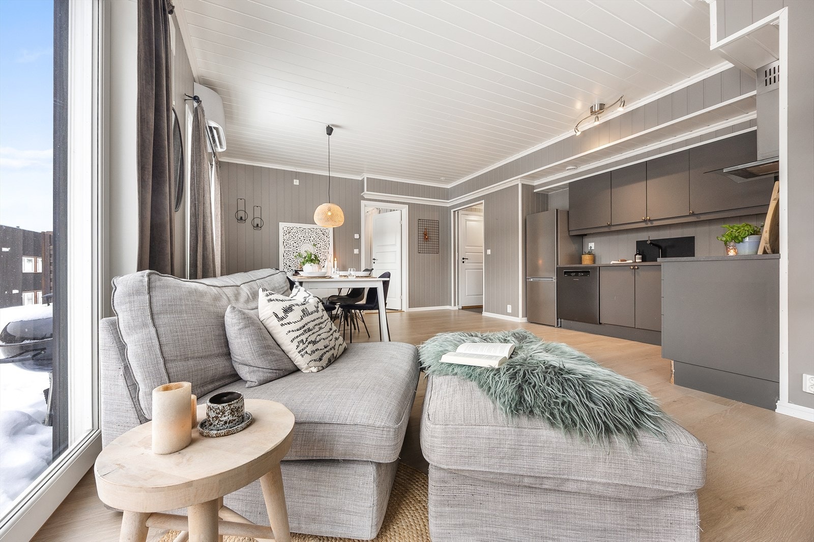 Det er plass til flere sittegrupper i stuesonen - som for eksempel denne hyggelige plassen, perfekt for kaffe og bok. Galleribilde