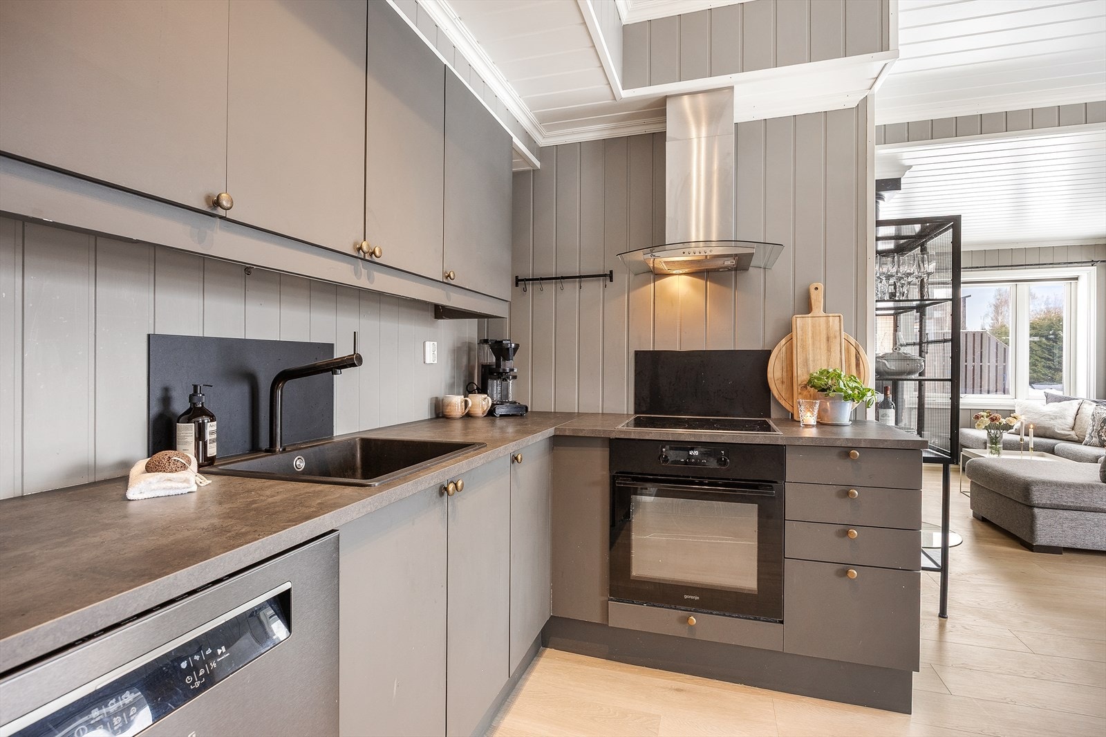 Av hvitevarer er stekeovn og platetopp integrerte. Det er opplegg for oppvaskmaskin og nisje for kjøl/frys. Galleribilde