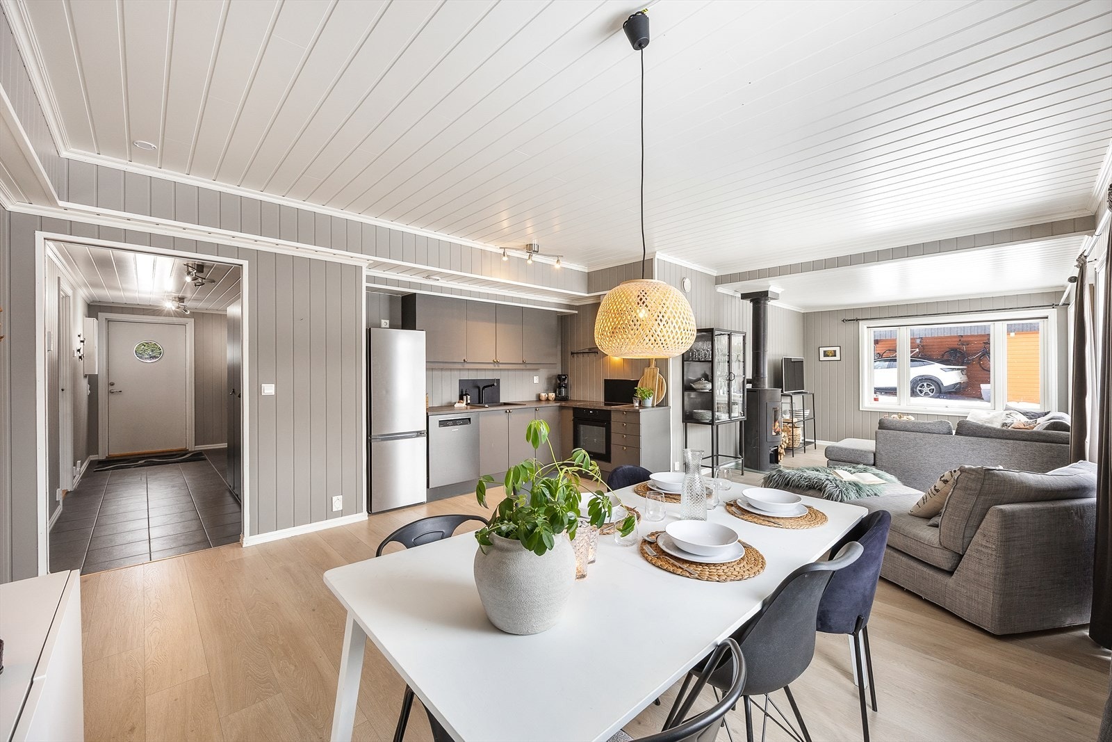 Ved kjøkkensonen er det fin plass til spisebordsmøblement. Galleribilde