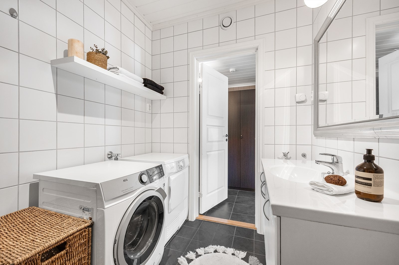 Videre har badet vegghengt toalett, dusjhjørne med skyvedører, lun gulvvarme og opplegg for vaskemaskin og tørketrommel. Galleribilde