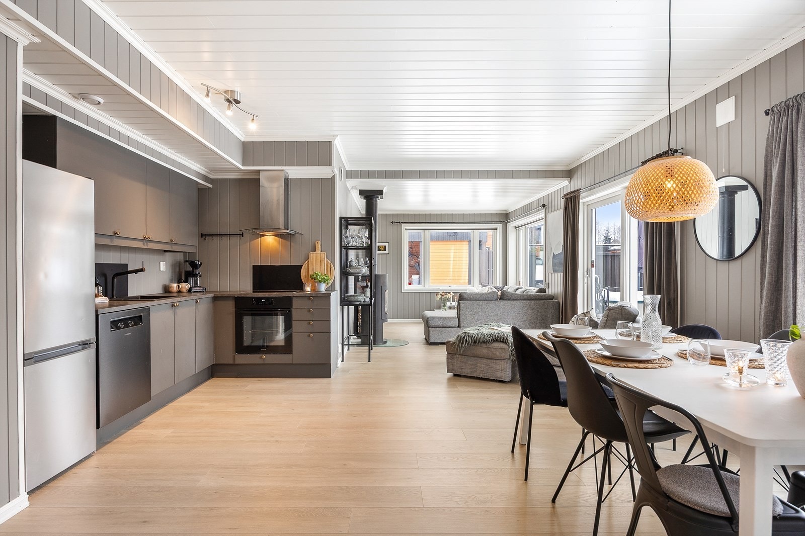 Allrommet har 1-stavs laminat på gulvet, kombinert med en fin grånyanse på veggene. Galleribilde