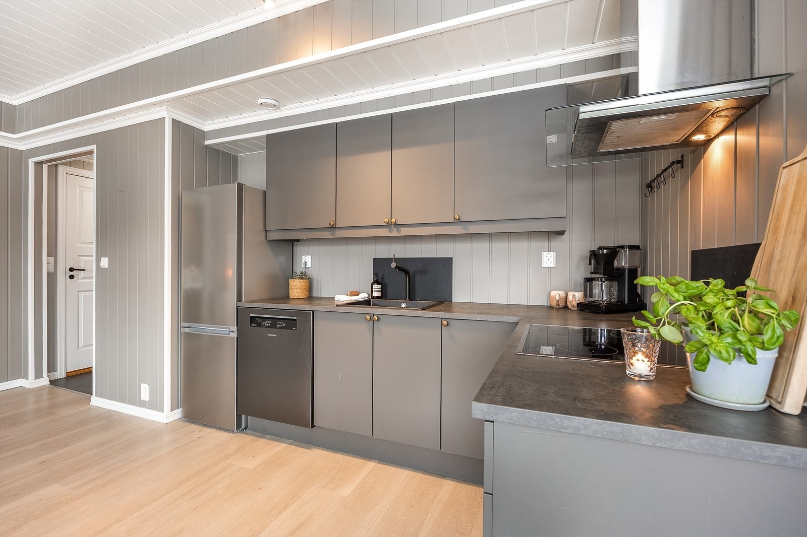 Kjøkkensonen er oppført i en funksjonell og arbeidseffektiv L-form. Galleribilde