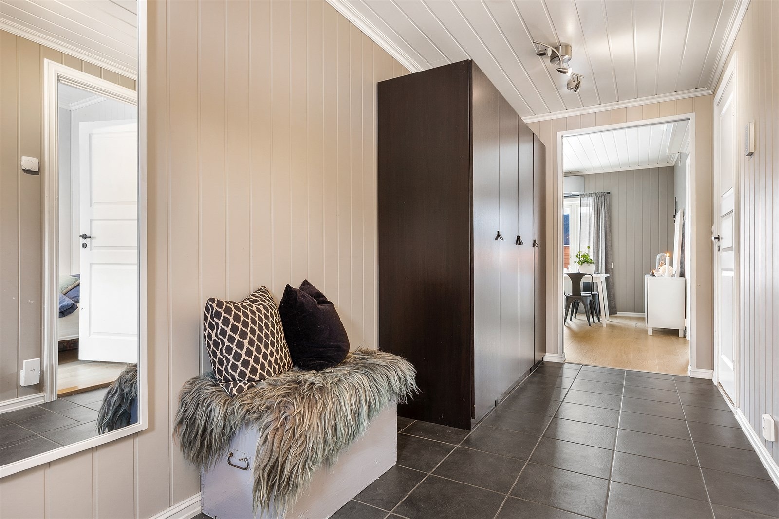 Det er lun varme i gulvet og god plass til garderobeløsning. Hele leiligheten har varme i gulvene. Galleribilde