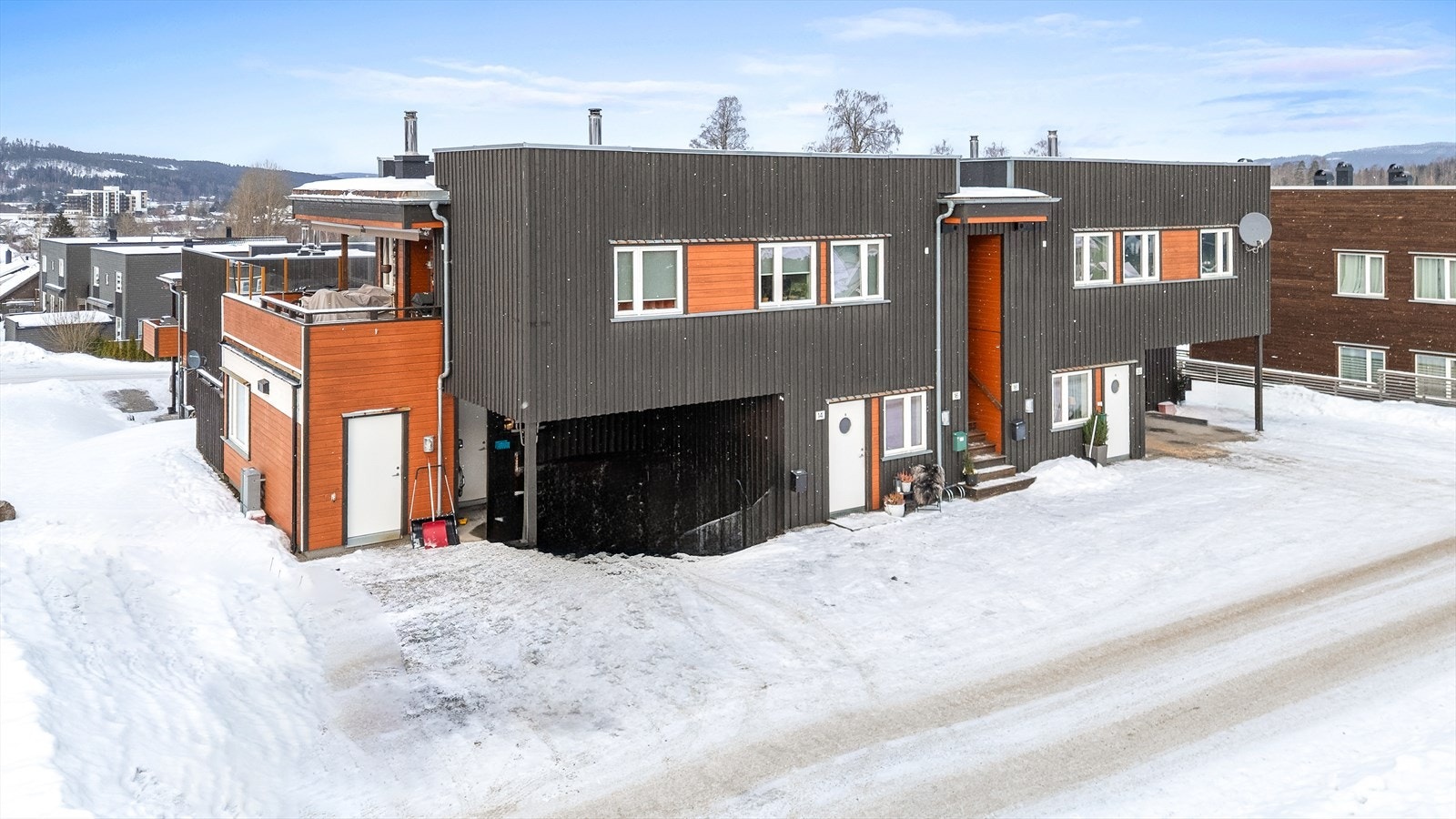 Fra leiligheten og til sentrum er det fine gang- og sykkelstier, samtidig er det kort vei til flotte turområder. Galleribilde