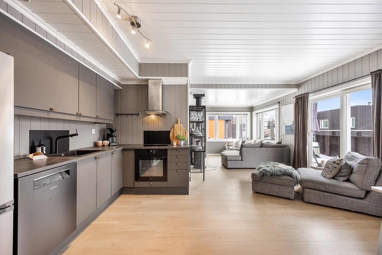 Rommet har svært godt naturlig lysinnfall fra de mange, store vindusflatene. Galleribilde