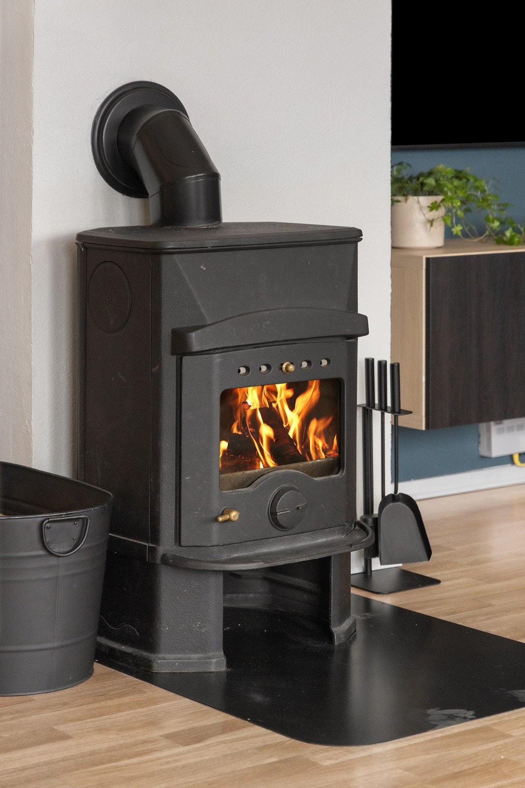 I tillegg til elektrisk oppvarming sørger en peisovn for ekstra hygge og varme. Galleribilde