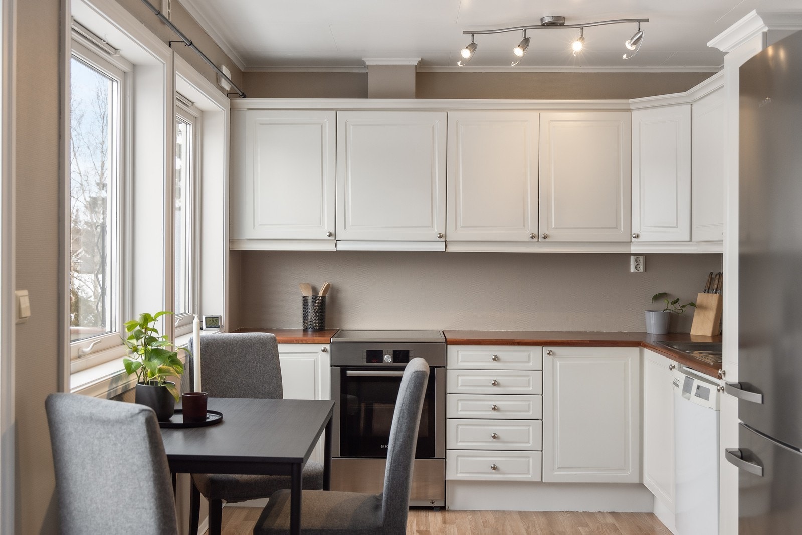 Det er nisje for komfyr og kjøleskap, samt opplegg for oppvaskmaskin. Galleribilde