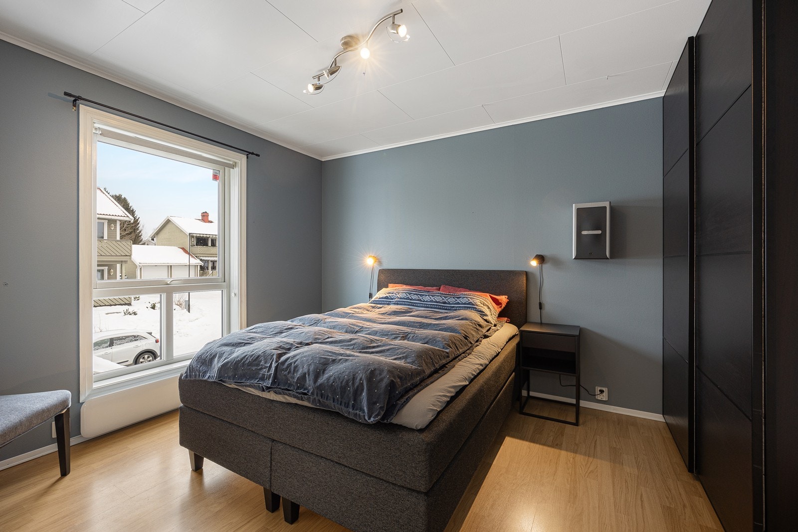 I leiligheten er det to pene soverom. Hovedsoverommet er av god størrelse og har en stor skyvedørsgarderobe. Galleribilde