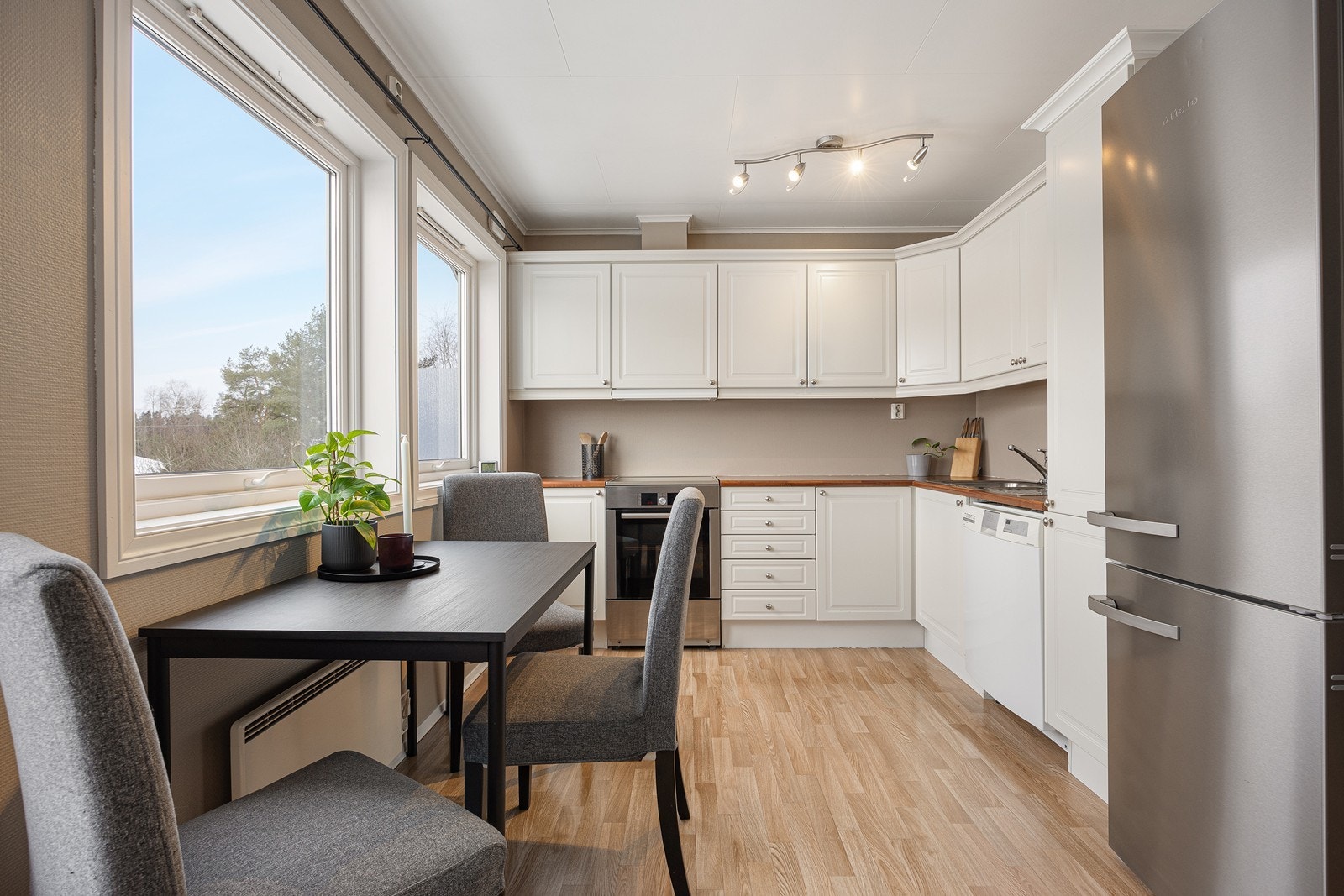 Kjøkkenet ligger noe skjermet og har en arbeidseffektiv vinkelform. Galleribilde