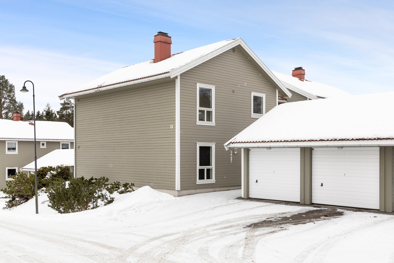 Til leiligheten medfølger garasje i felles rekke - denne har et areal på ca. 18 kvm. Galleribilde