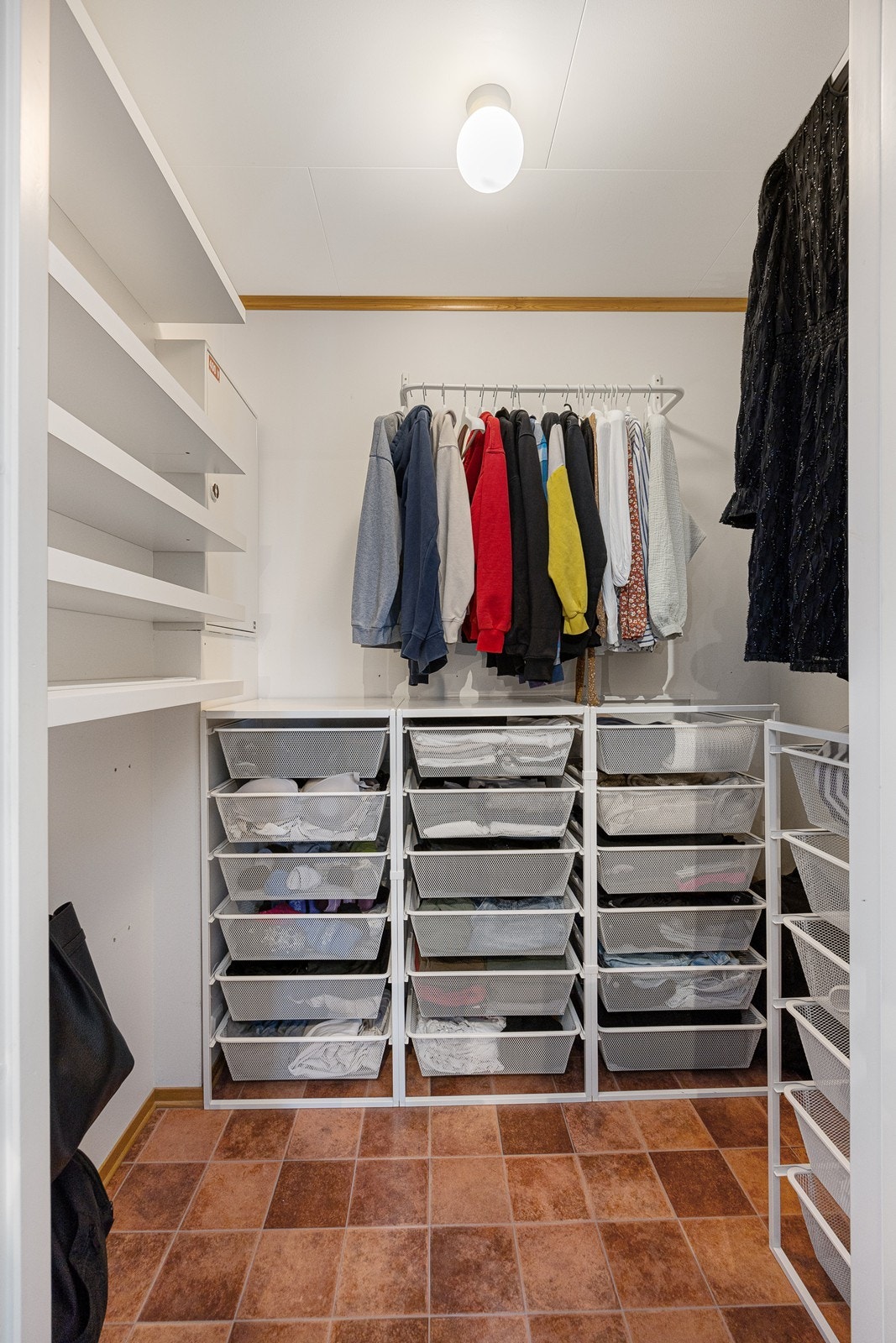 Her er det godt med hyller, skuffer og klesoppheng. Galleribilde