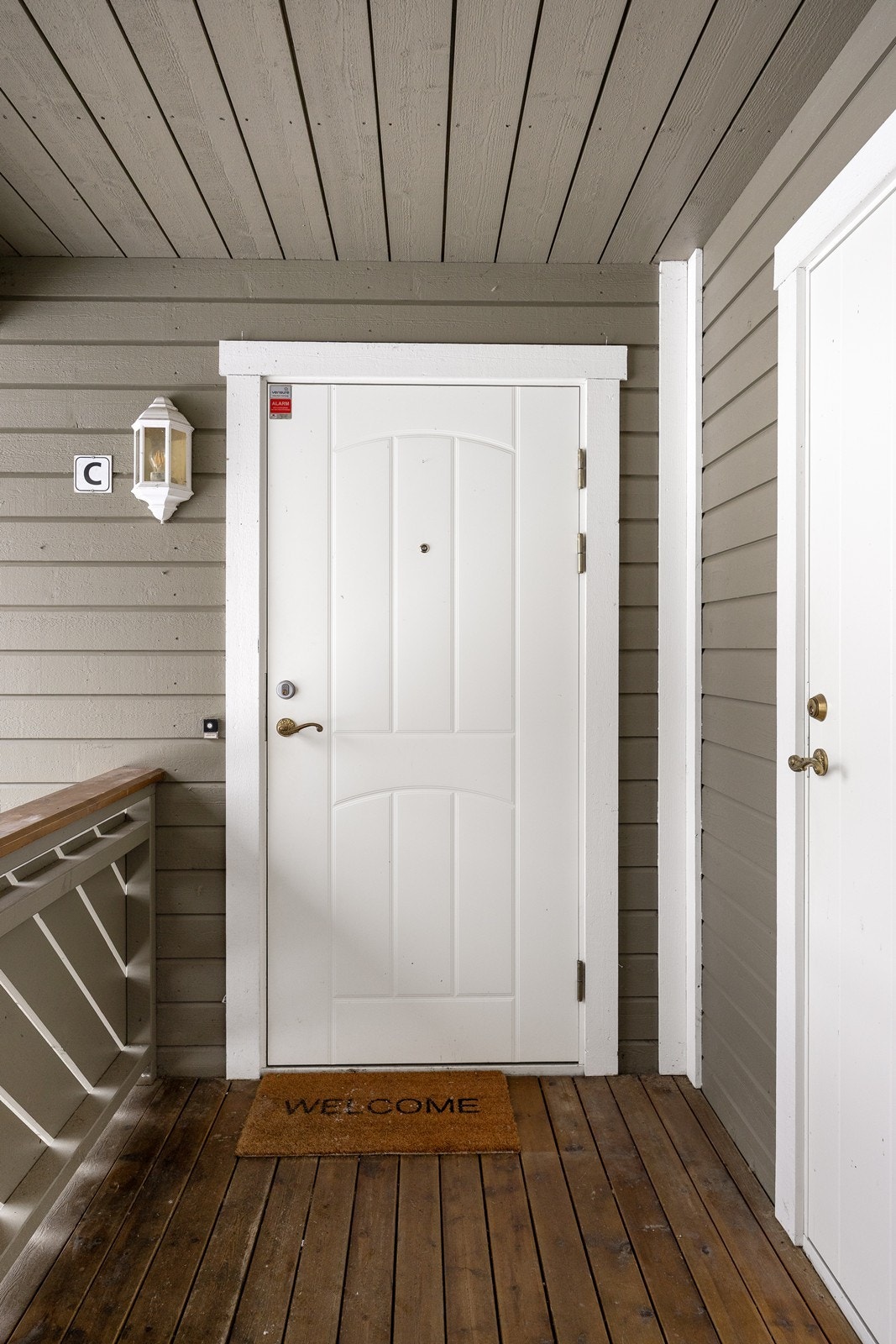 Leiligheten ligger i 2. etasje og har overbygd inngangsparti. Tilliggende inngangspartiet ligger en praktisk sportsbod. Galleribilde