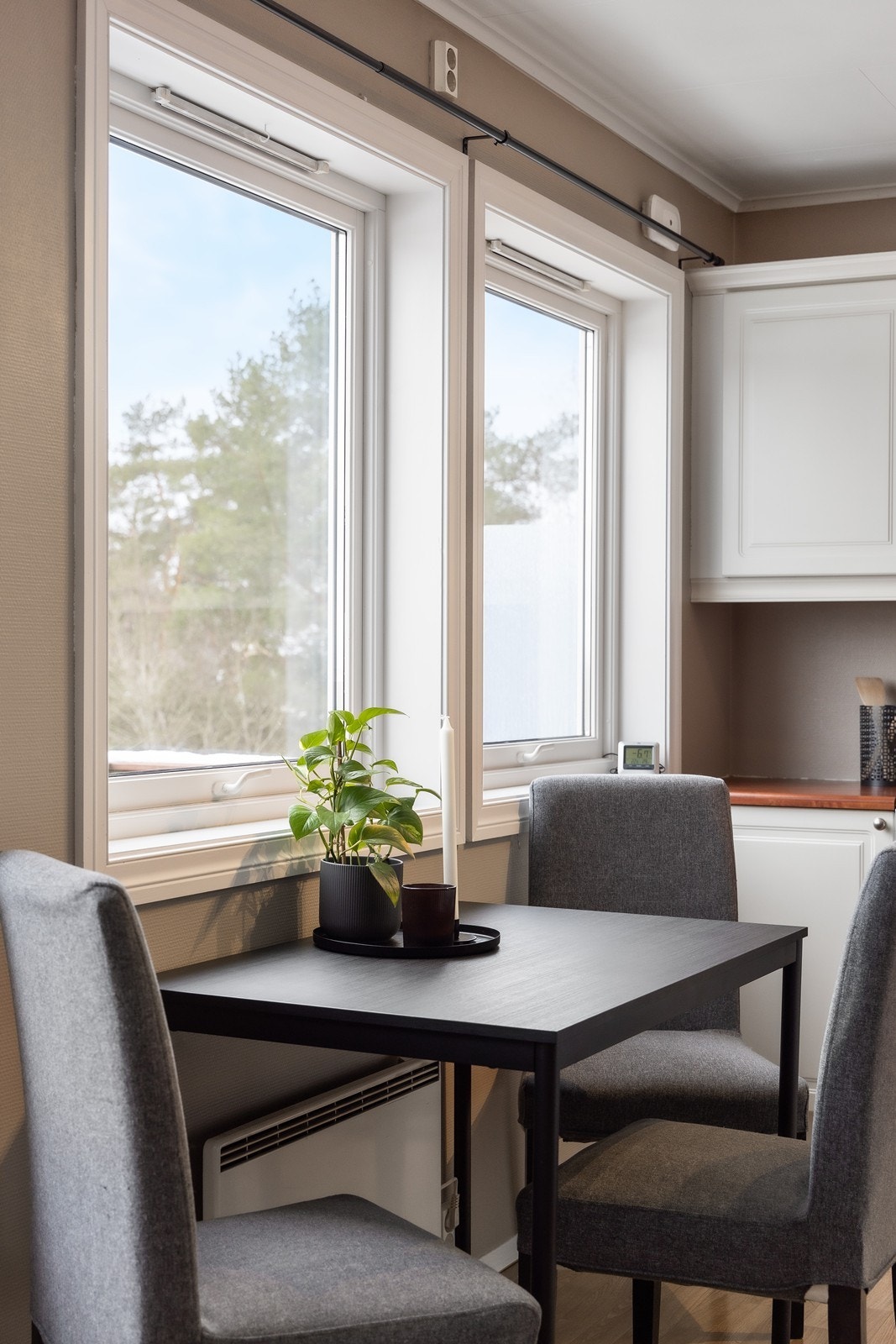 Ved kjøkkenvinduene er det fin plass til spisebordsmøblement. Galleribilde
