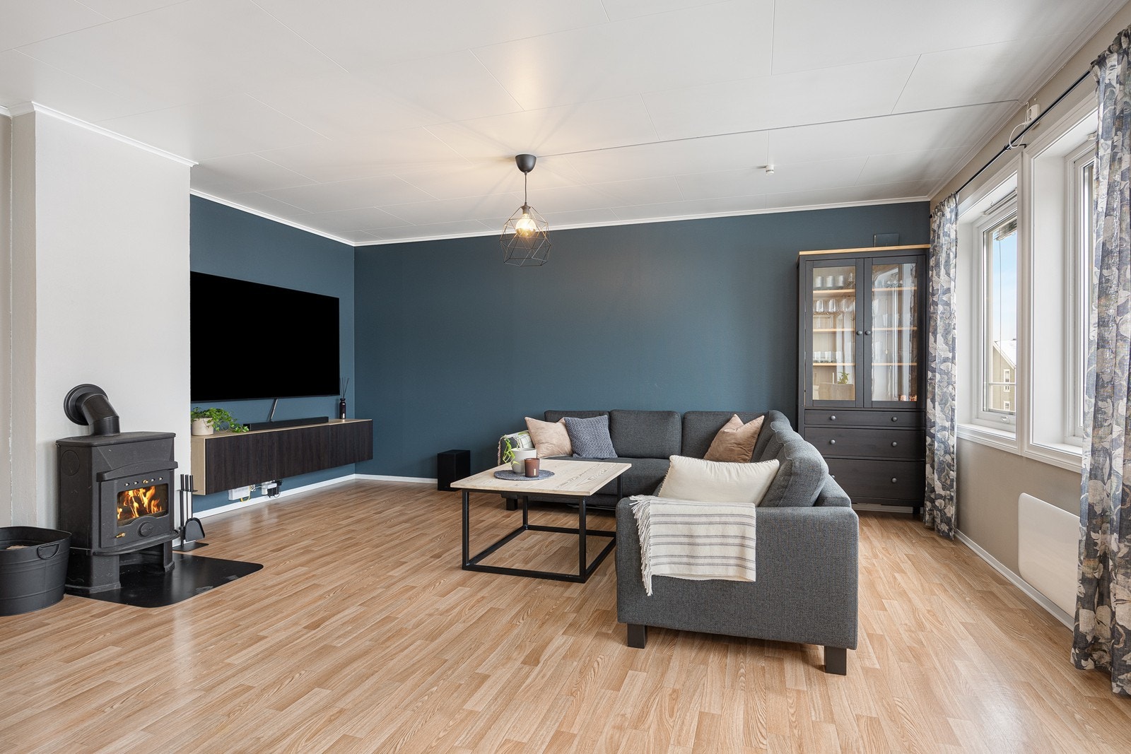 Det er god plass til sofagruppe og tv/medialøsning. Galleribilde