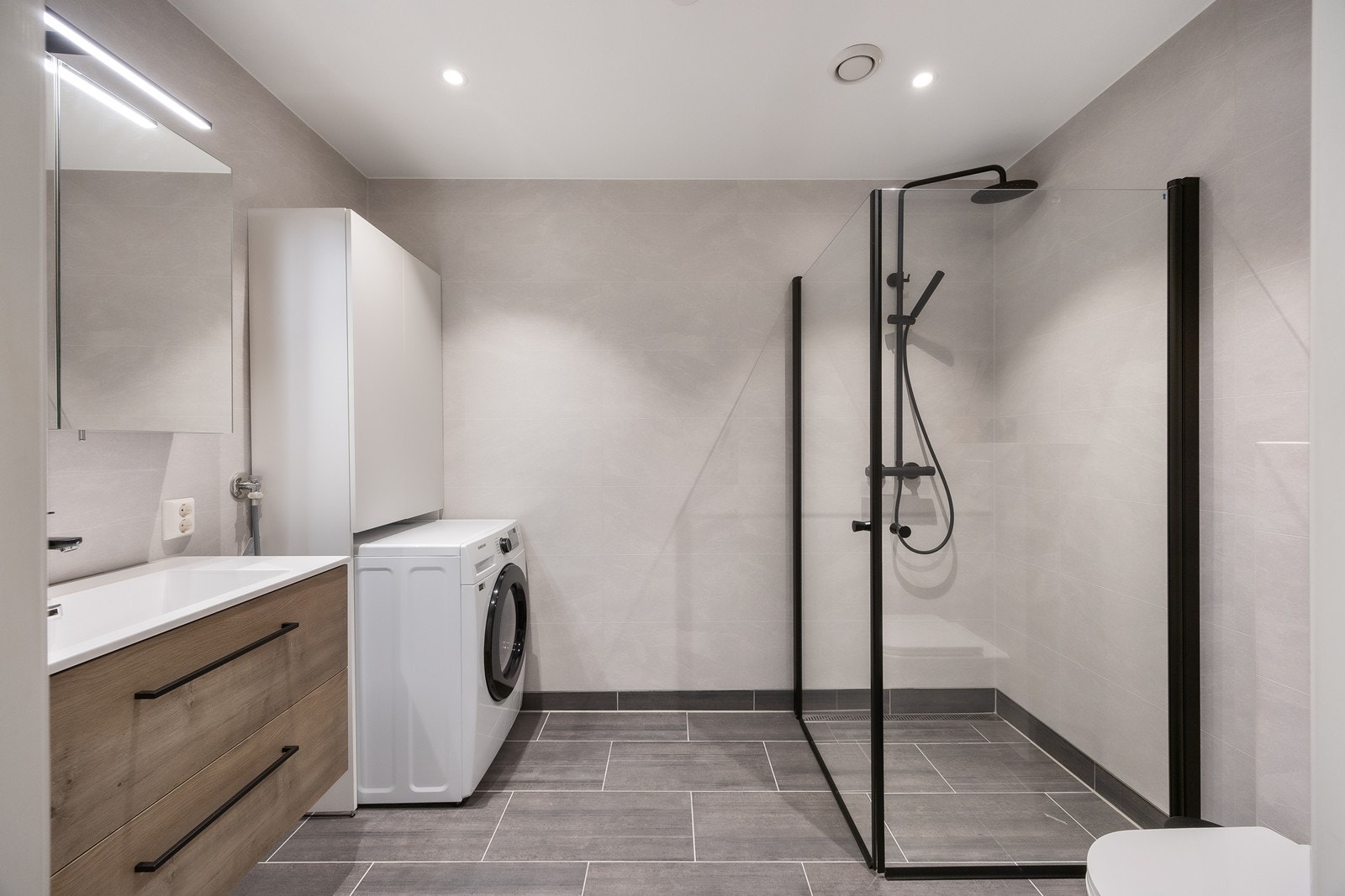 Badet er stilfullt og moderne - og ble pusset opp i 2023. Galleribilde