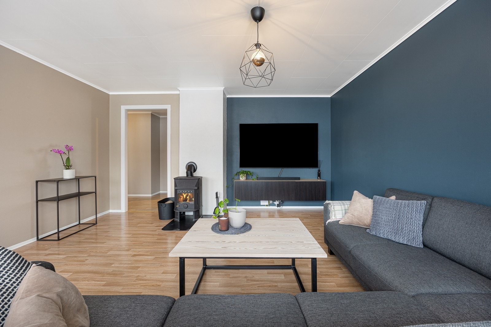 Veggene er malt i mørkeblått og den samme fargetonen som i entréen - som står godt til det gyldne gulvet. Galleribilde