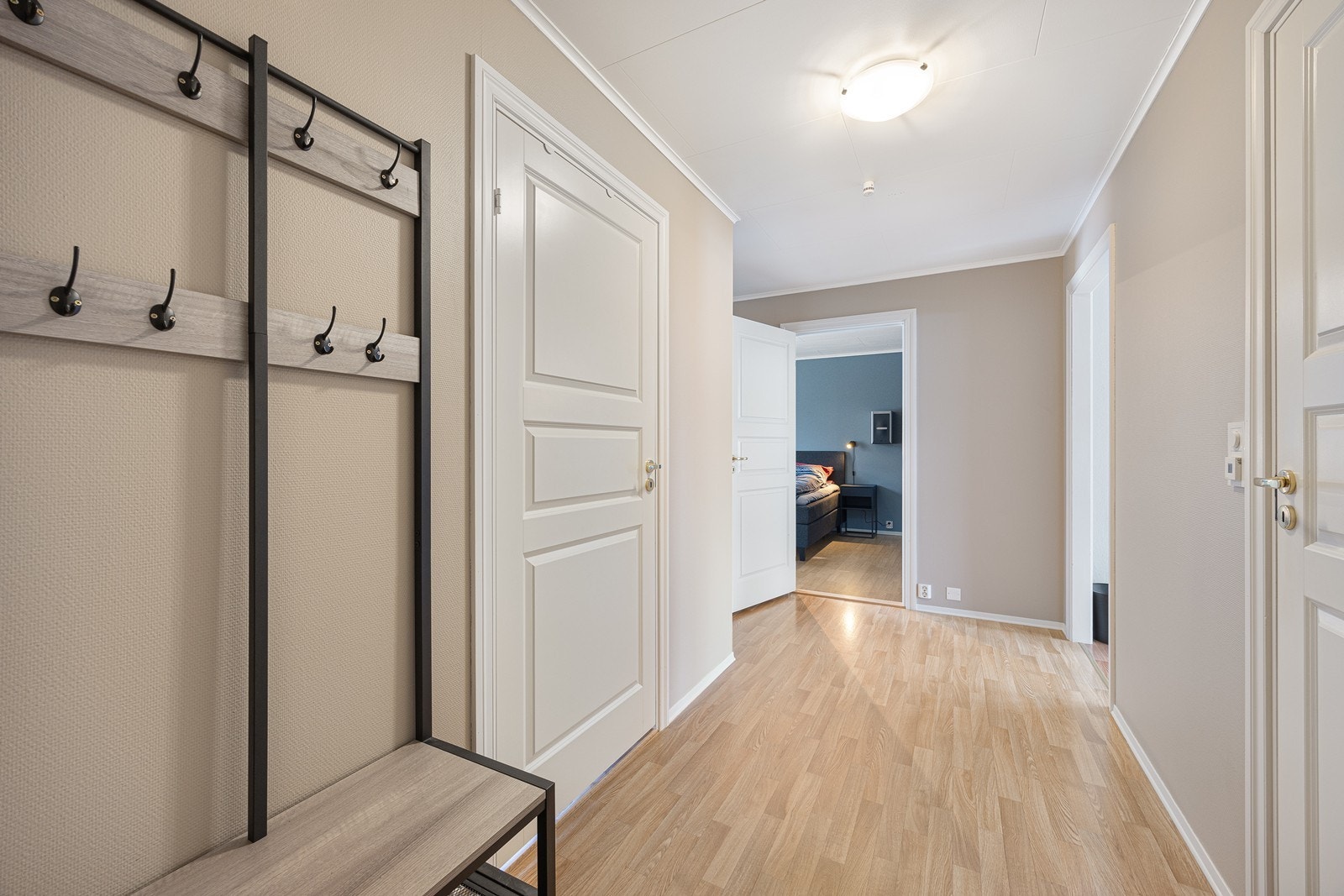 Det er god plass til garderobeløsning og kommode. Galleribilde