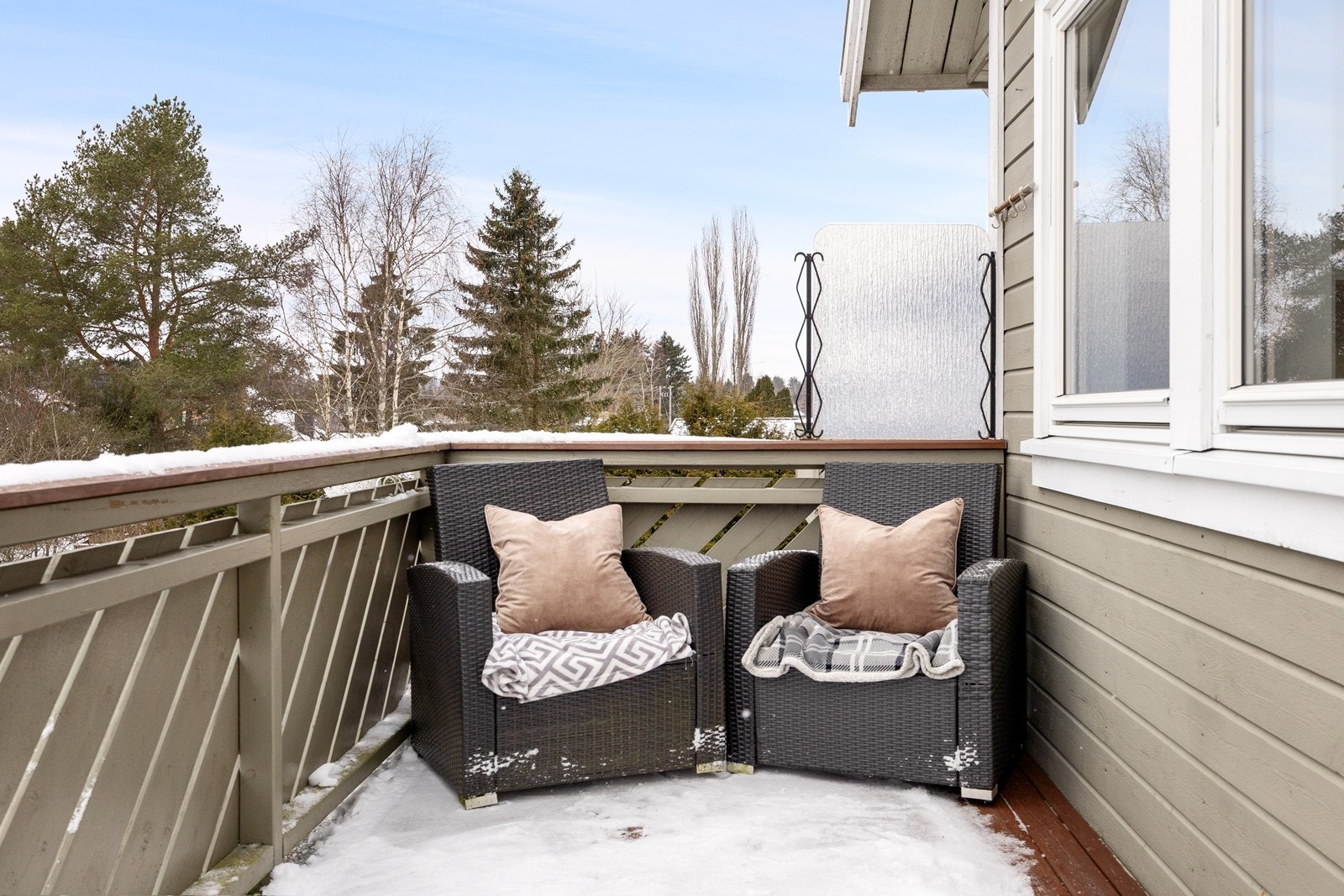 Fra stuesonen er det utgang til en solrik balkong på ca. 8 kvm. Galleribilde