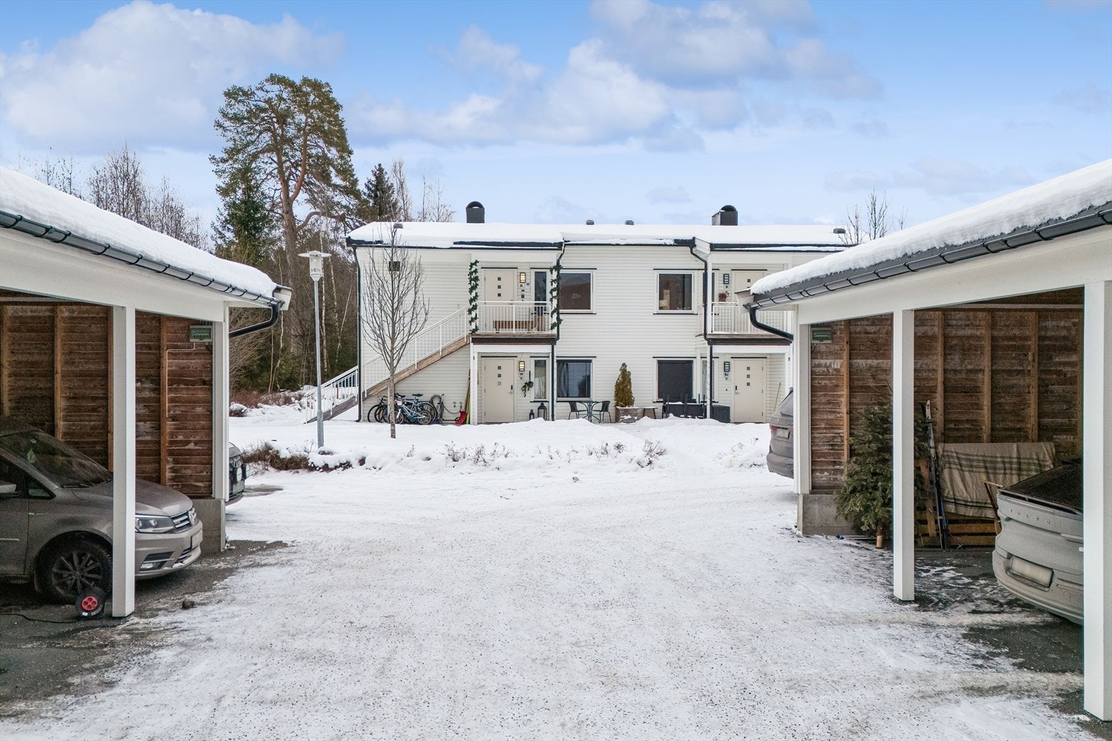 Det medfølger parkeringsplass i carport. Tilrettelagt for etablering av el-billader for egen kostnad. Galleribilde