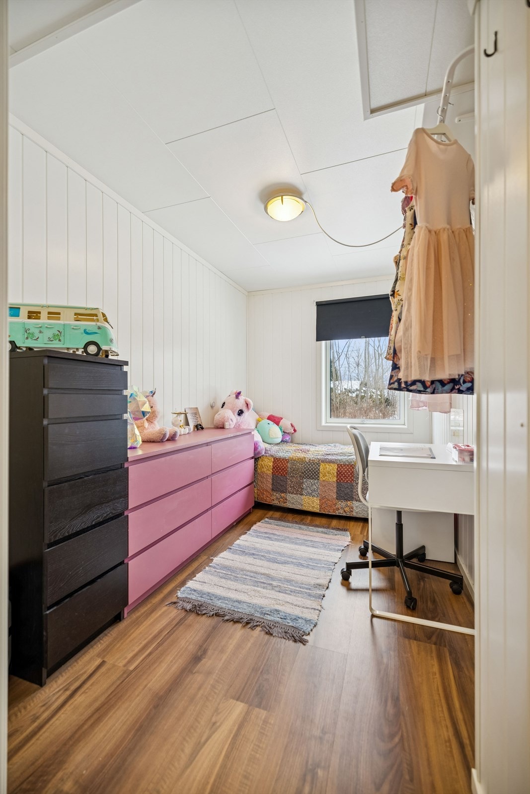 Her er det plass til seng, skrivepult og oppbevaringsløsninger. Galleribilde