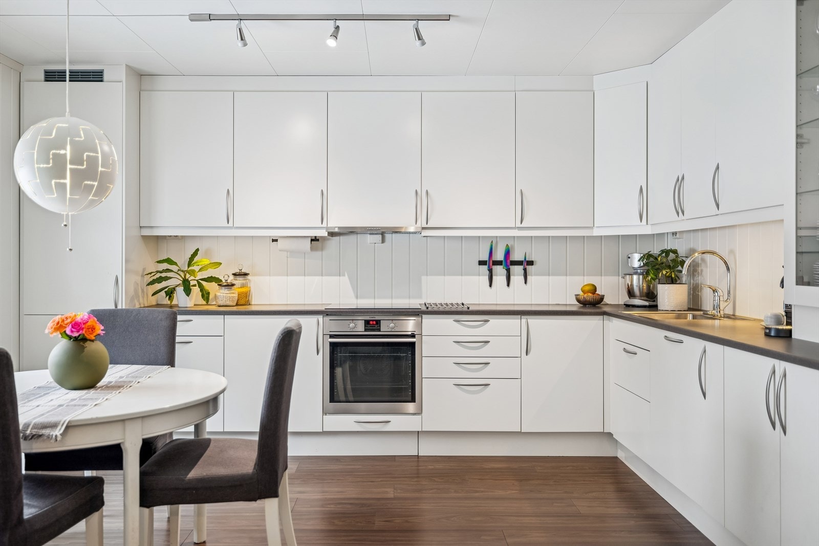 Alle hvitevarer er integrerte, inkludert komfyr, koketopp og kjøle-/fryseskap. Galleribilde