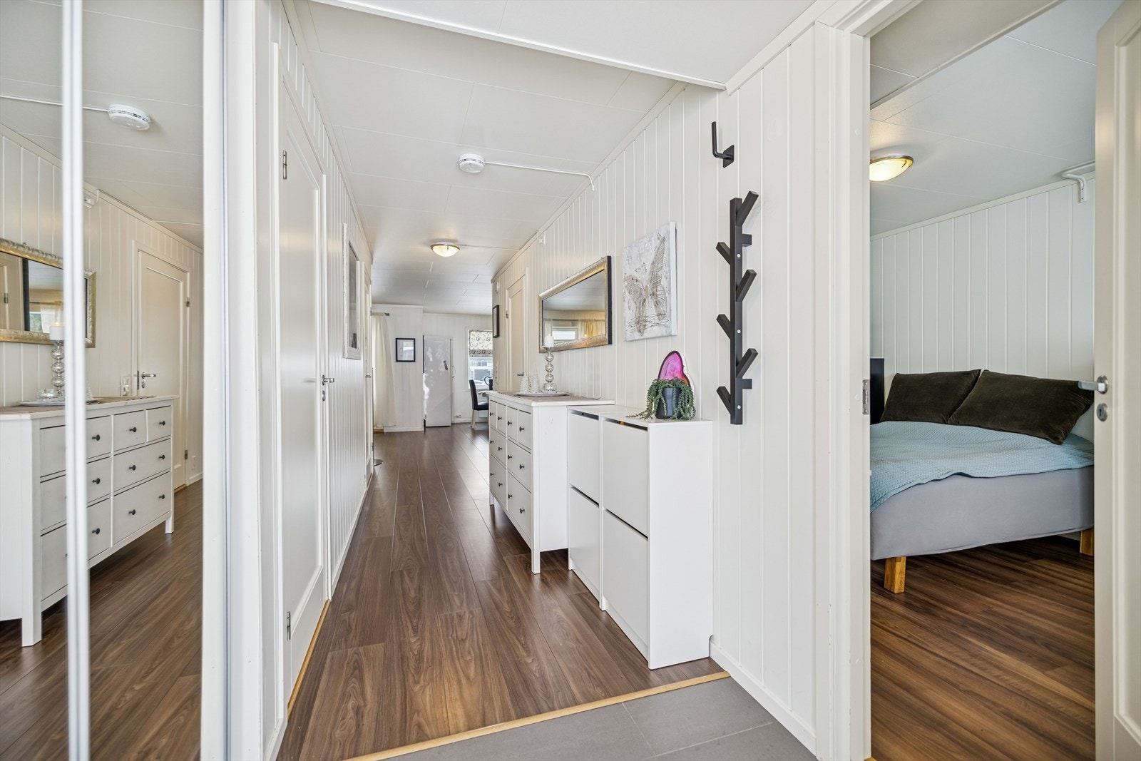 Entréen har en skyvedørsgarderobe med speilfronter som gir god oppbevaringsplass. Galleribilde