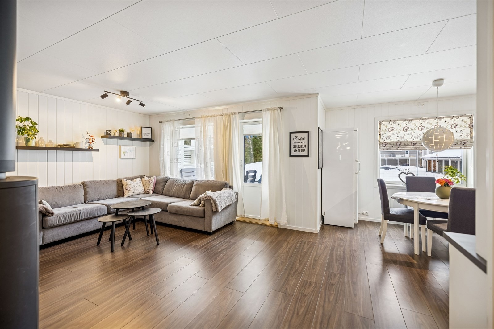 Gulvet i stue- og kjøkkensonen har laminat som ble fornyet i 2020. Galleribilde