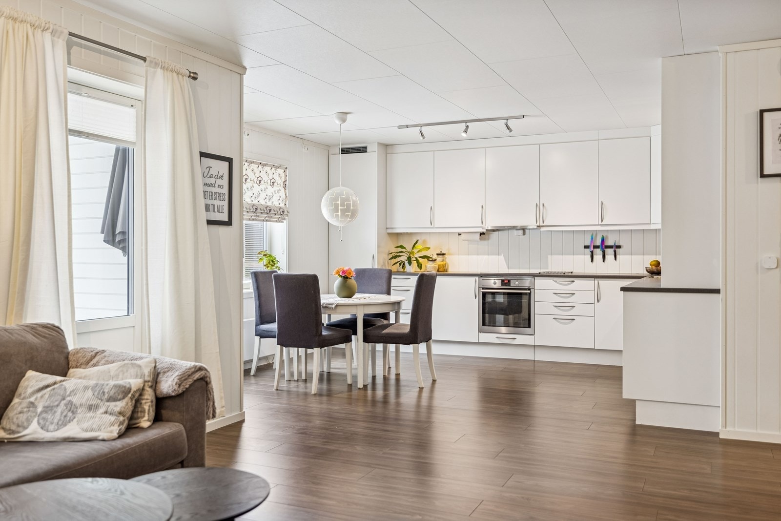 Kjøkkeninnredningen fra Norema har slette fronter og laminerte benkeplater. Galleribilde