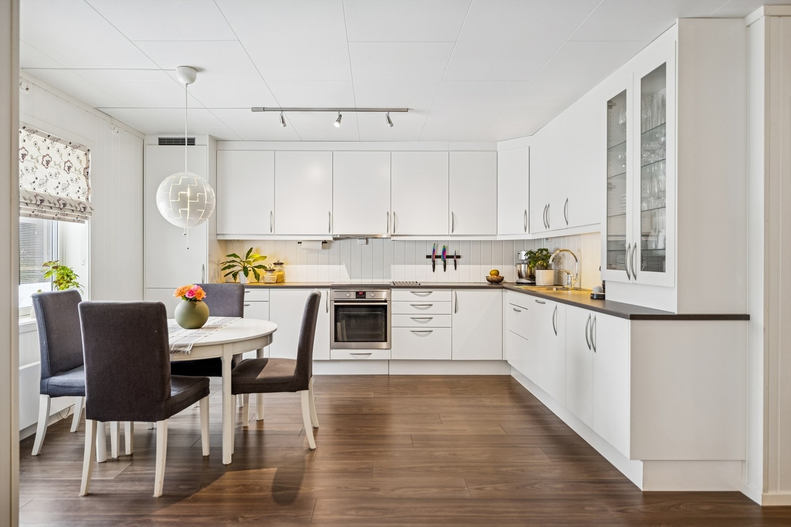 I kjøkkensonen er det god plass til spisebord. Galleribilde