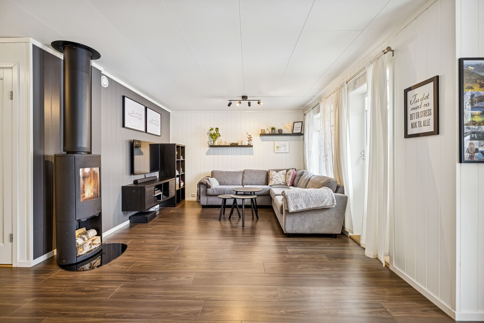 Den åpne stue- og kjøkkenløsningen er boligens sosiale sone. Galleribilde