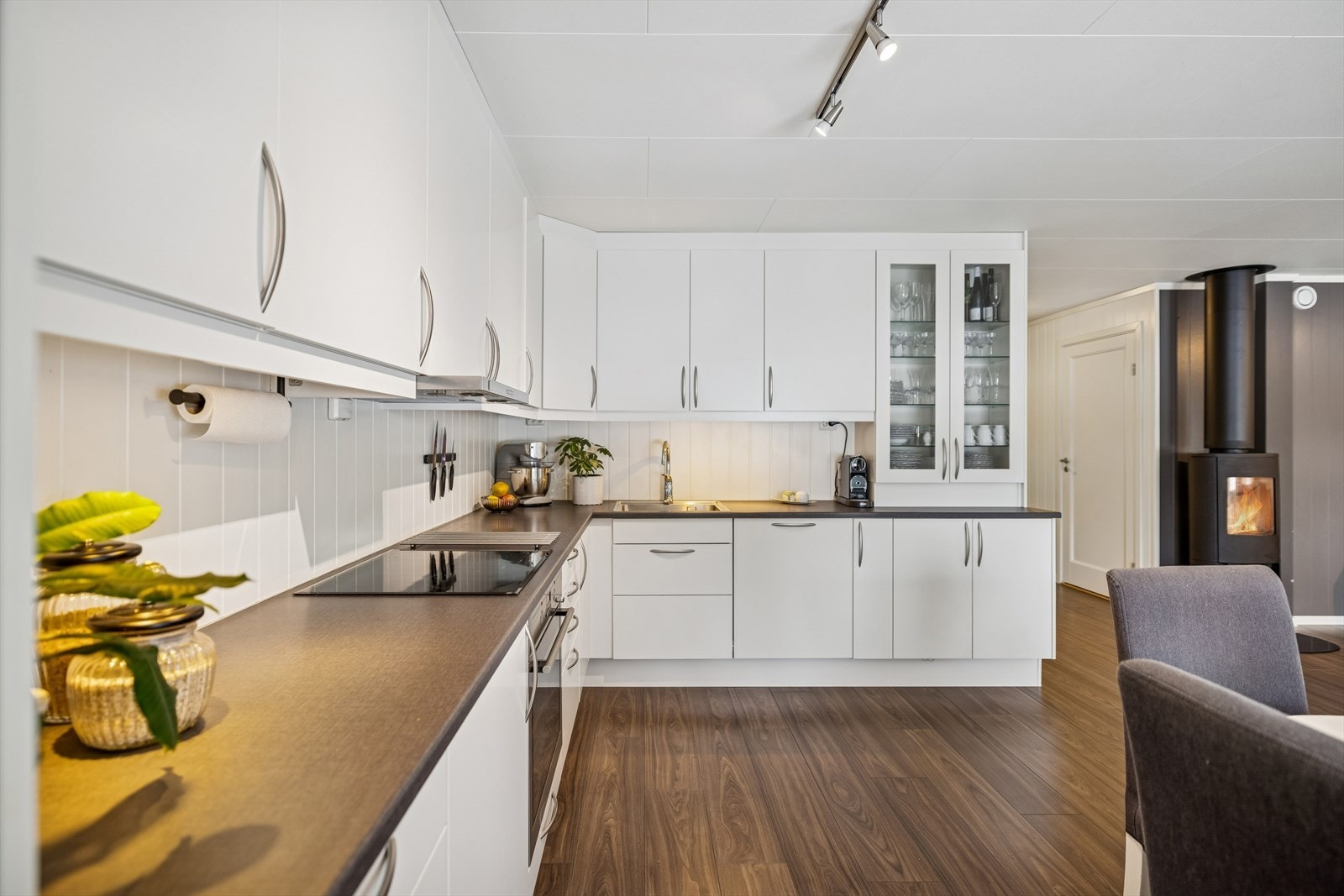 Godt med skap- og benkeplass, med vitrineskap som en fin detalj. Galleribilde