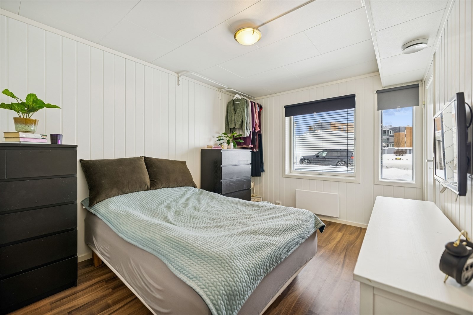 Soverom 1. Hovedsoverommet er lyst og romslig og har god plass til dobbeltseng. Galleribilde