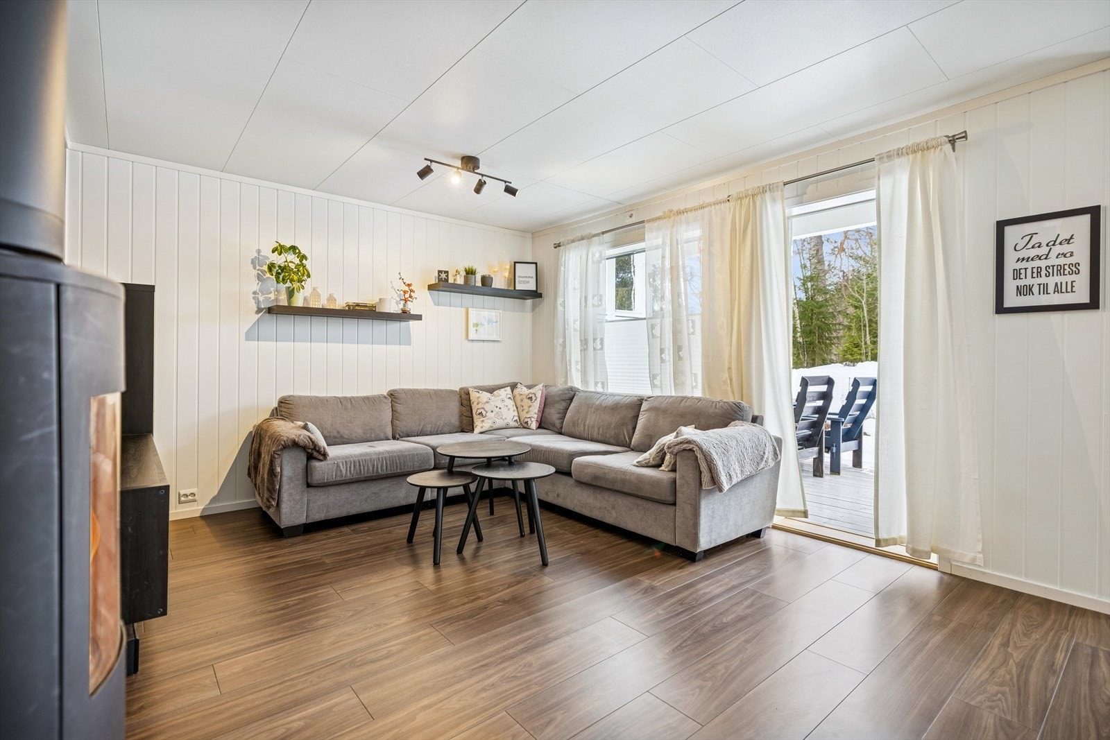 Koselig sofakrok ved de store vinduene som slipper inn masse naturlig lys. Galleribilde