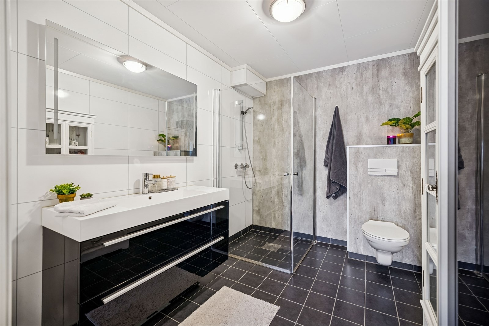 Badet har flislagt gulv med elektrisk gulvvarme for ekstra komfort. Galleribilde