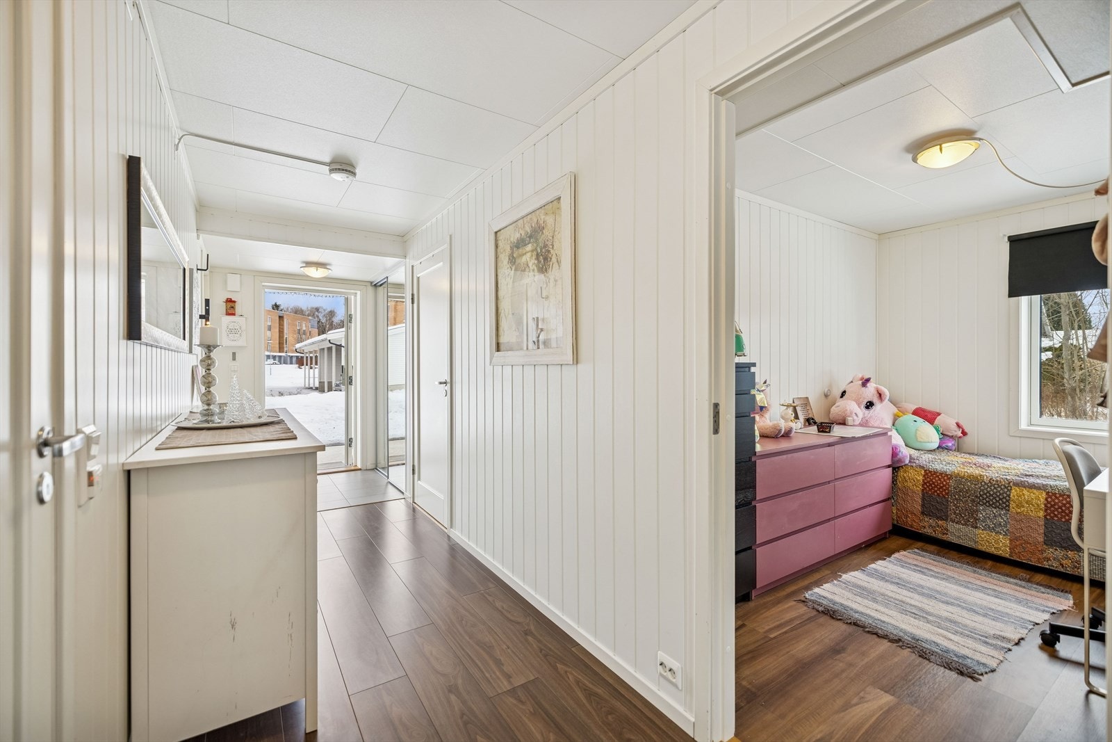 Gangen binder leilighetens rom sammen på en oversiktlig måte. Galleribilde